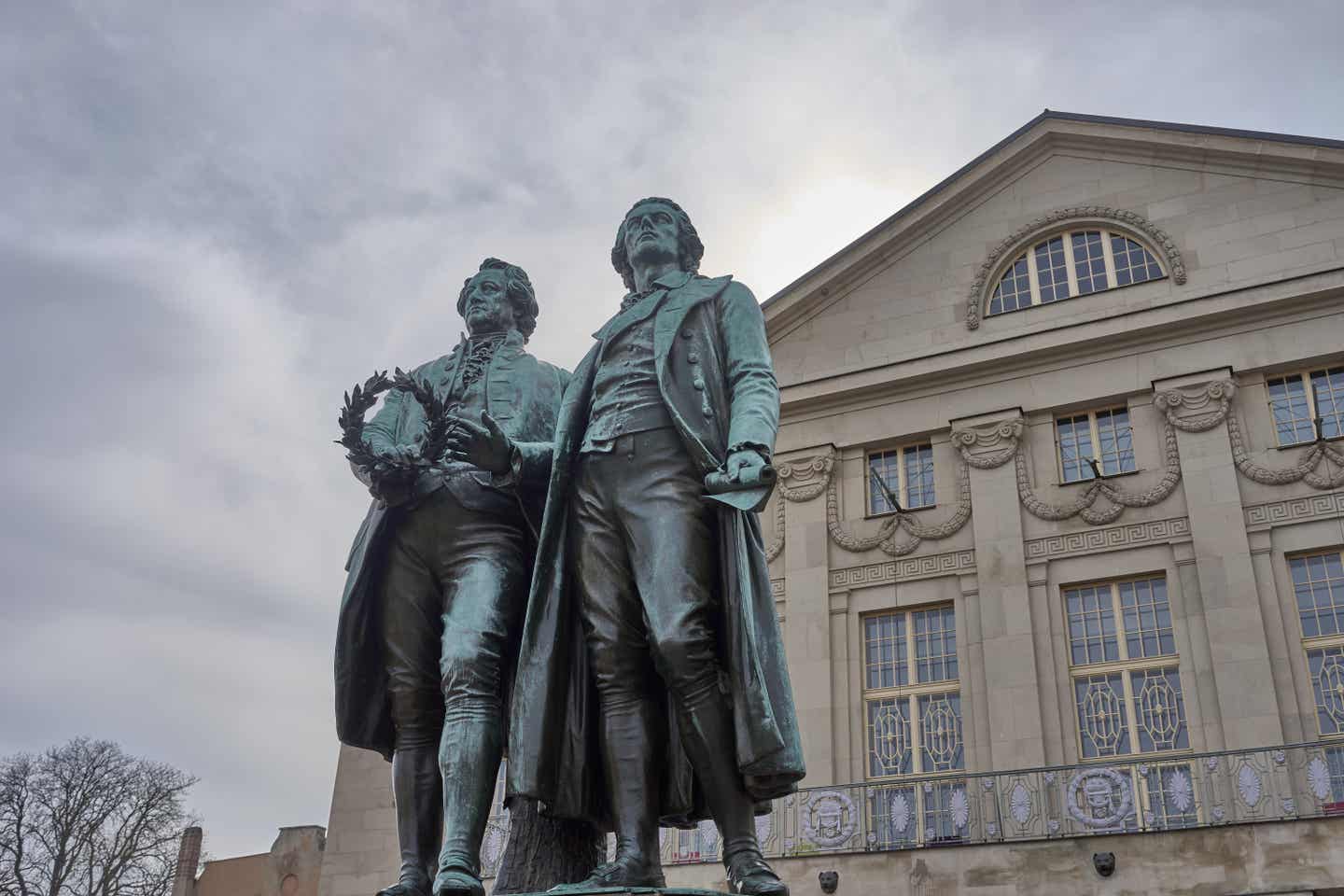 Thüringen Urlaub mit DERTOUR. Skulptur der Dichter und Goethe und Schiller in Weimar