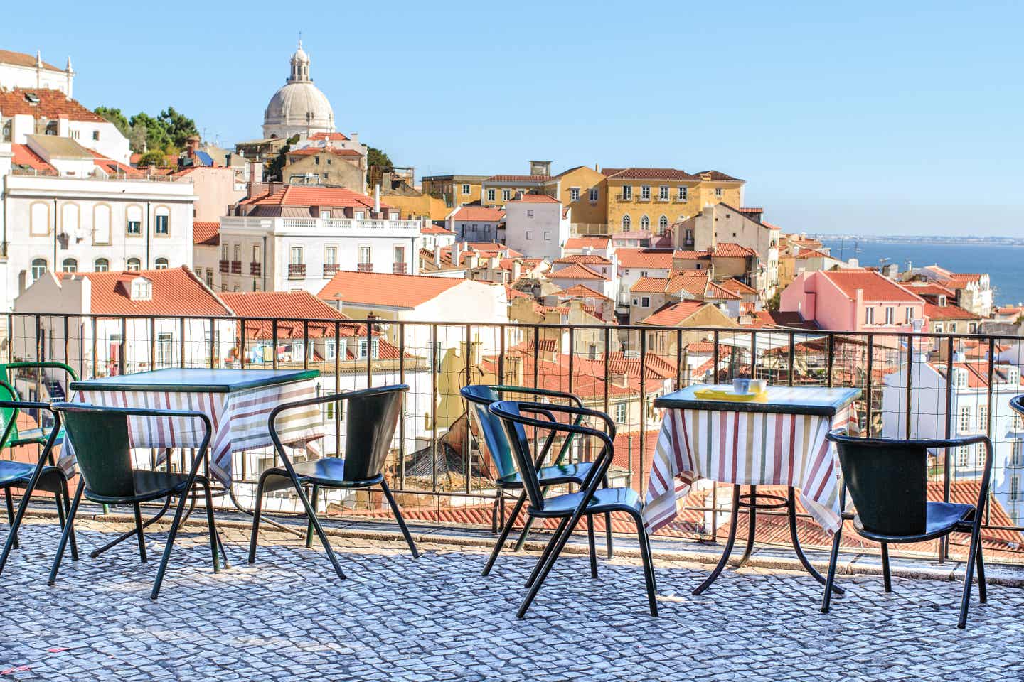 Städtetrip April. Portugal: Cafe Terrace in Lissabon