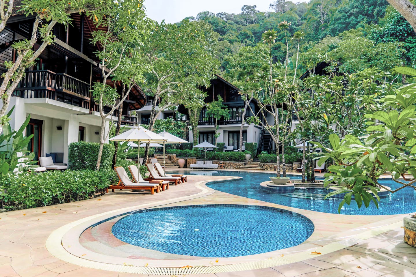 Pool des Tubkaak Krabi Boutique Resorts inmitten von grünen Bäumen