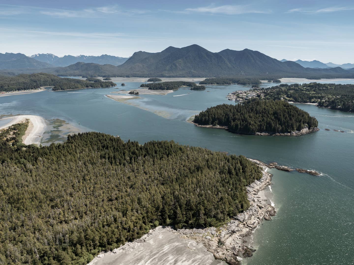 British Columbia Urlaub mit DERTOUR. Luftaufnahme der Stadt Tofino auf Vancouver Island, British Columbia