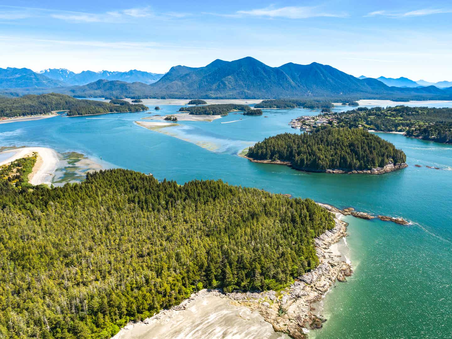Luftaufnahme von Clayoquot und Tofino auf Vancouver Island – zerklüftete Küste, Wälder und Pazifikinseln aus der Vogelperspektive 