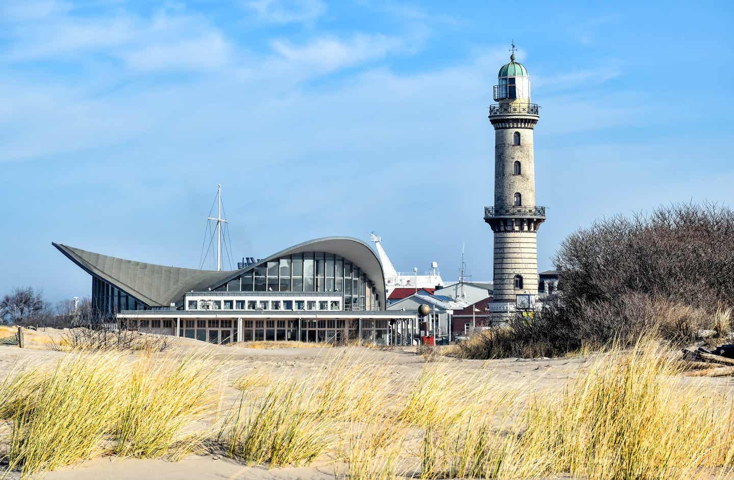 Leuchtturm von Warnemünde hinter Sanddünen