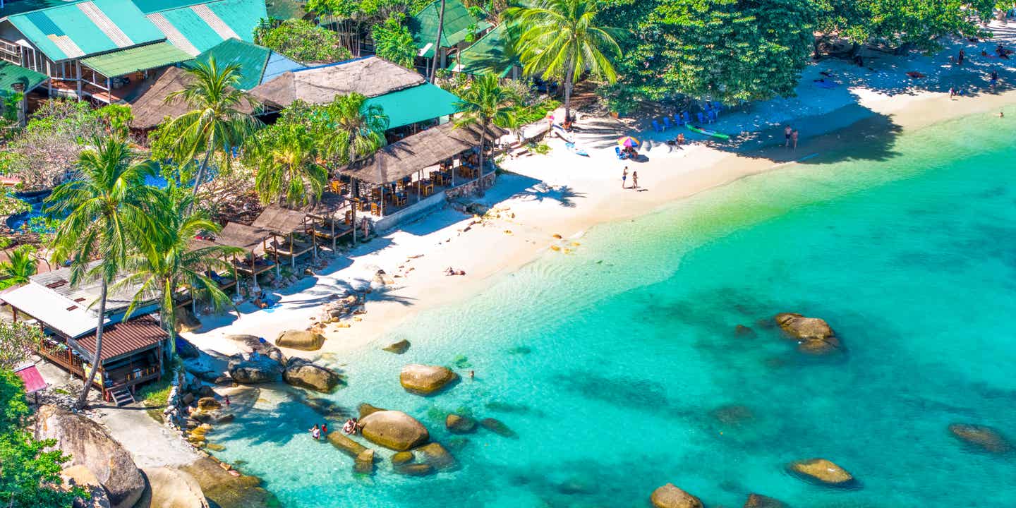 Silver Beach, einer der Koh Samui Strände mit Felsformationen im Wasser, Palmen und kleinen Strandresorts