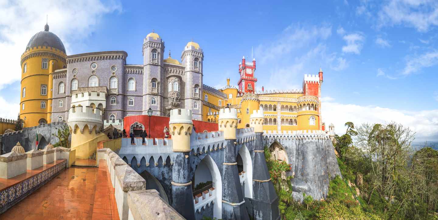 Palácio da Pena in Sintra mit farbigen Türmen, Mauern und Aussicht über die Hügel