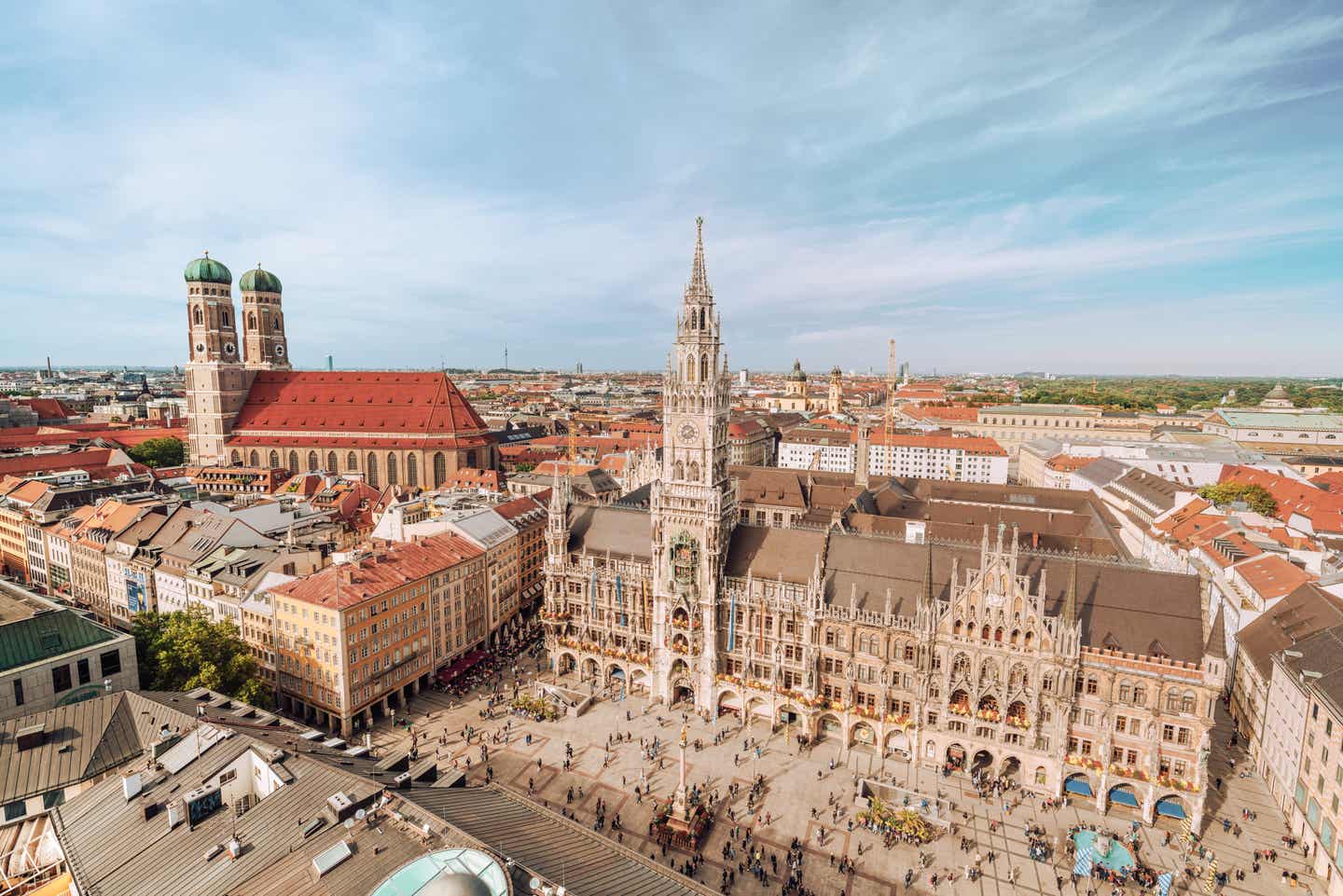 Oberbayern Urlaub mit DERTOUR. Panoramaufnahme des Münchener Marienplatz mit Rathaus und Frauenkirche