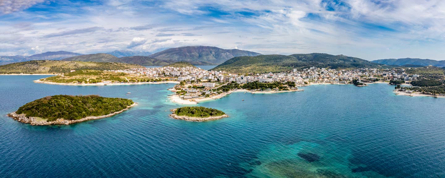 Rundreisen Albanien: Luftaufnahme von Ksamil an der albanischen Riviera Rundreisen Albanien: Luftaufnahme von Ksamil an der albanischen Riviera