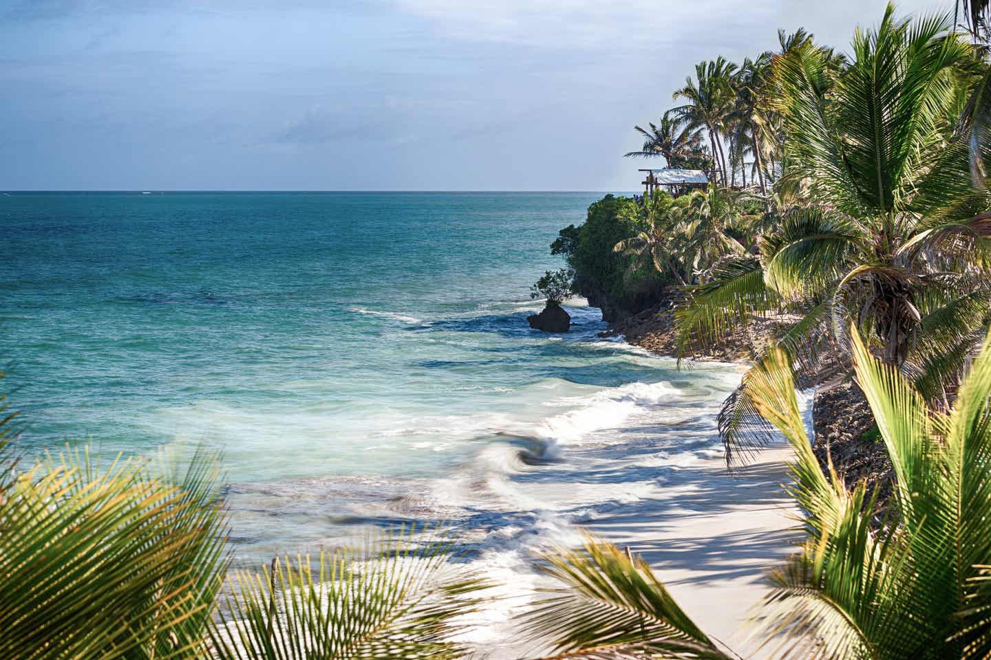 Kenia Strände: Nyali Beach mit Felsen und Palmen im Vordergrund