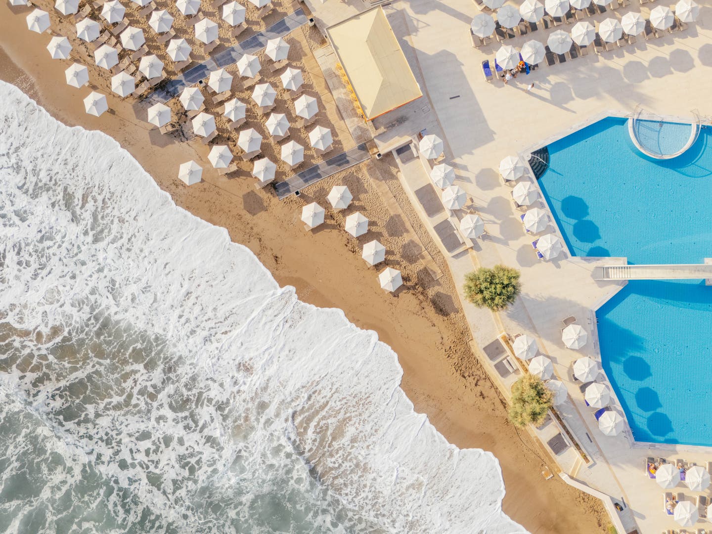 Topshot des Sandstrands mit angrenzendem Pool