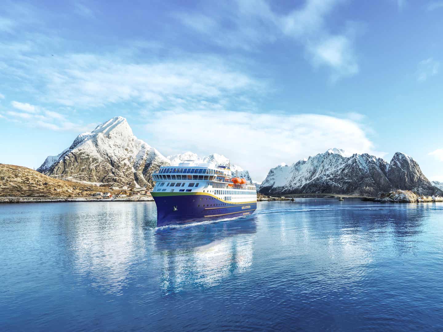 Mit Havila Voyages gleitest du entlang der norwegischen Küste – ein Erlebnis aus Natur, Meer und Tradition Kreuzfahrtschiff der Havila Voyages fährt während der Erlebnisreise durch einen norwegischen Fjord vorbei an schneebedeckten Bergen