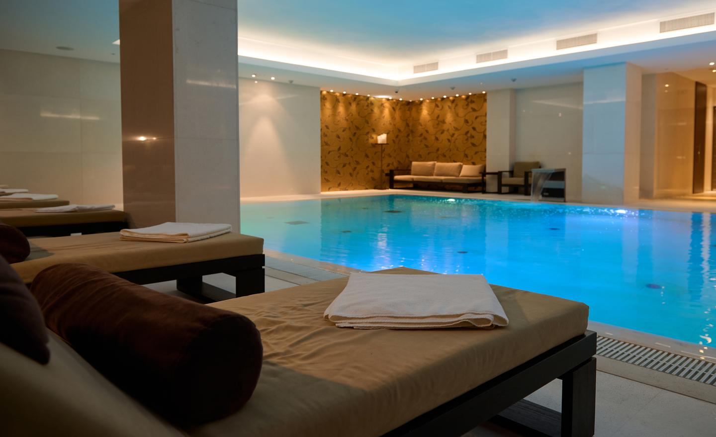 Dresden Hotel mit Pool: Liegen im Loungebereich eines Spa Resorts