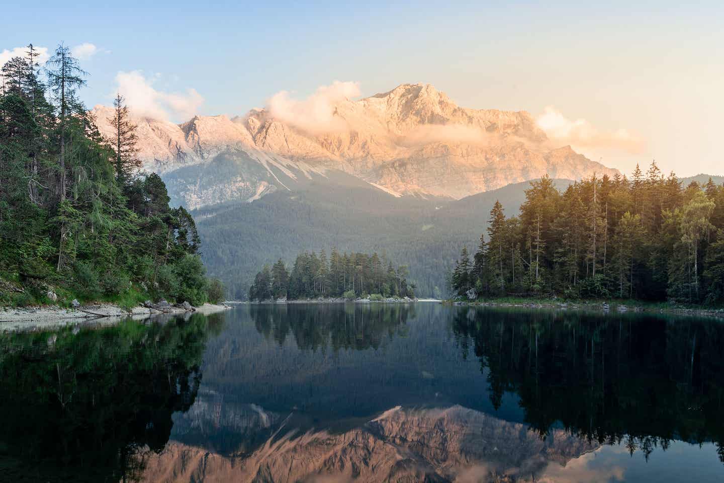 Sonnenuntergang auf dem Eibsee mit Bergen im Hintergrund