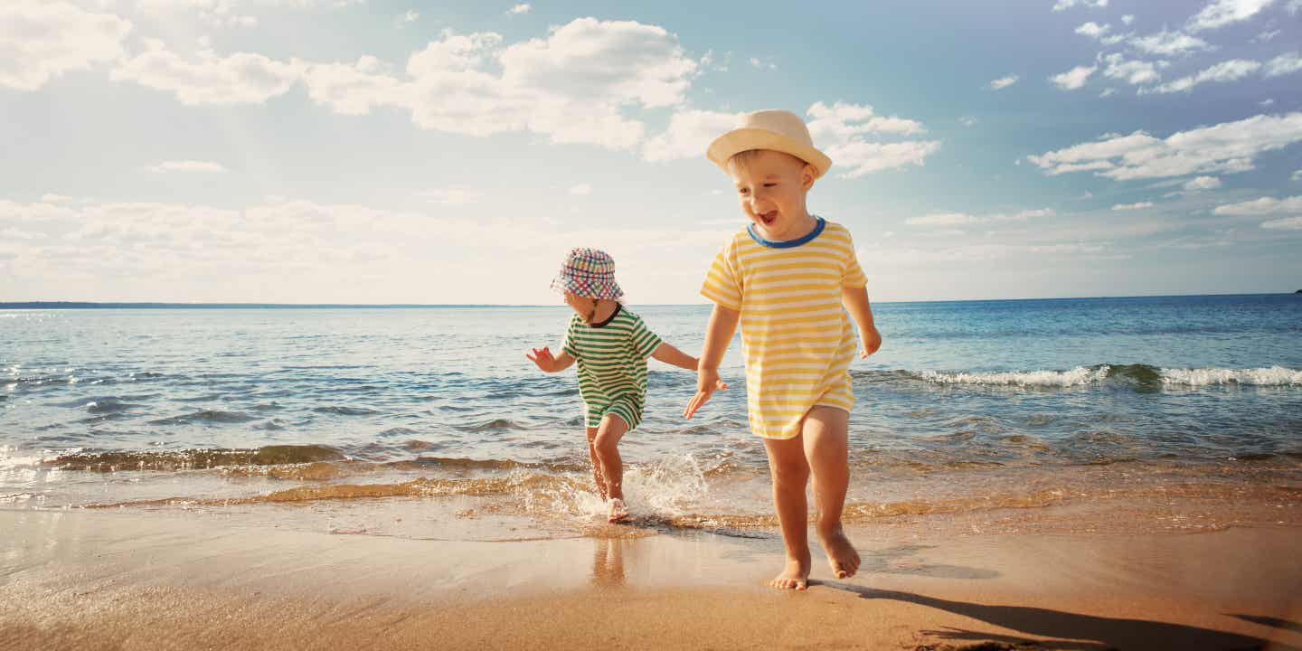 Strandurlaub in Deutschlands: zwei Kinder spielen am Strand