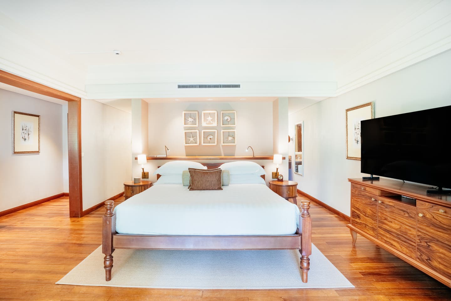 Komfortables Doppelbett und TV im Schlafbereich der FamilySuite