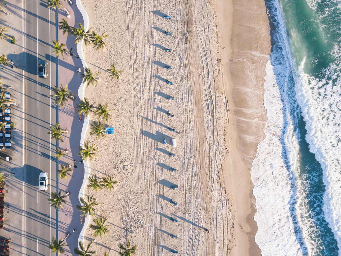 Drohnenansicht auf Fort Lauderdale Beach bei Sonnenaufgang