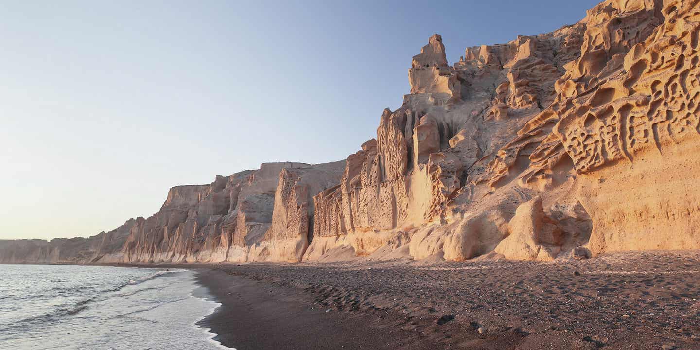 Santorinis Strände: Vlychada Beach mit Felsformationen am Strand auf Santorini