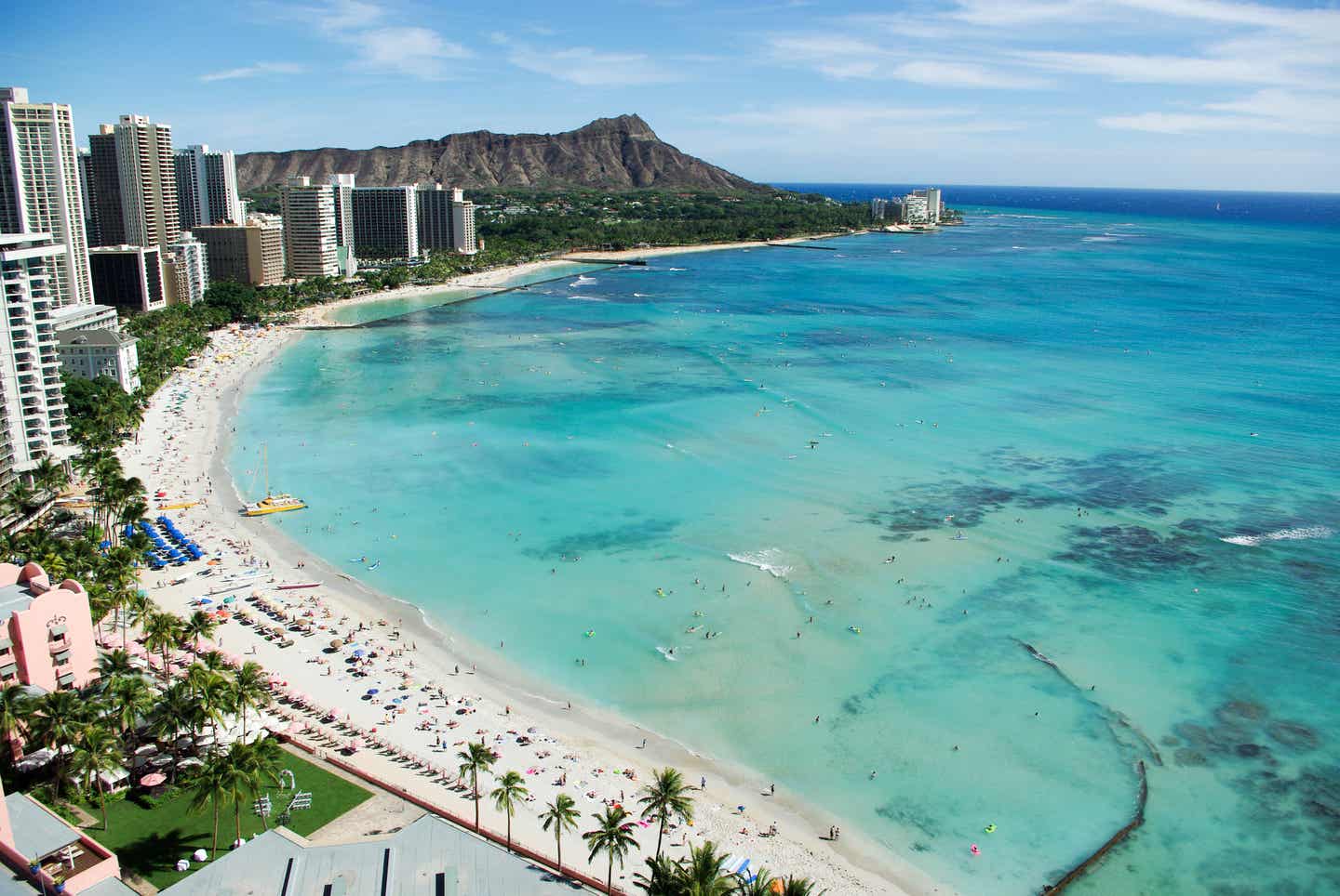 Spektakuläre Aussicht auf den bekannten Waikiki Beach in Honolulu