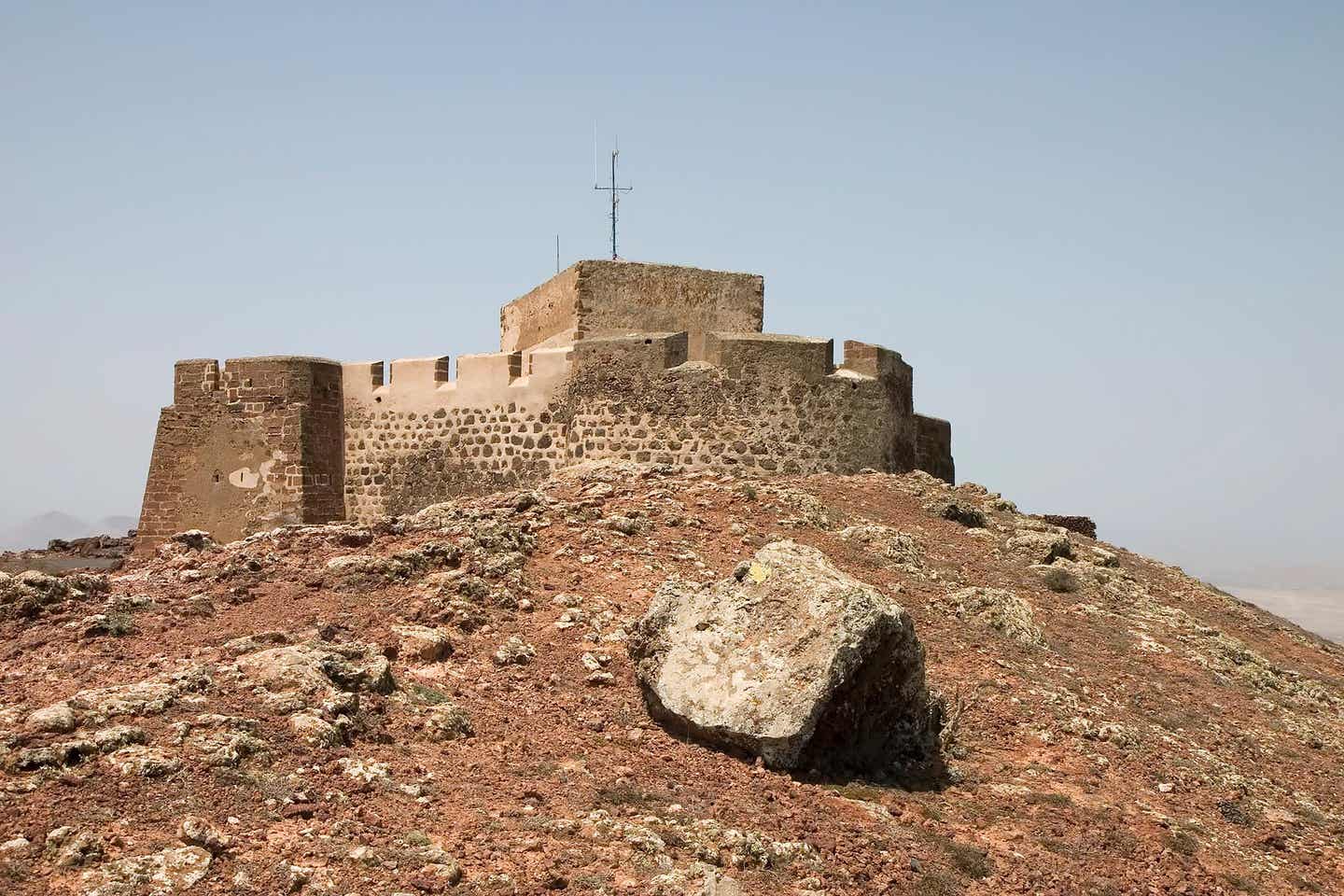 Familienurlaub auf den Kanaren: eine alte Burg auf Lanzarote