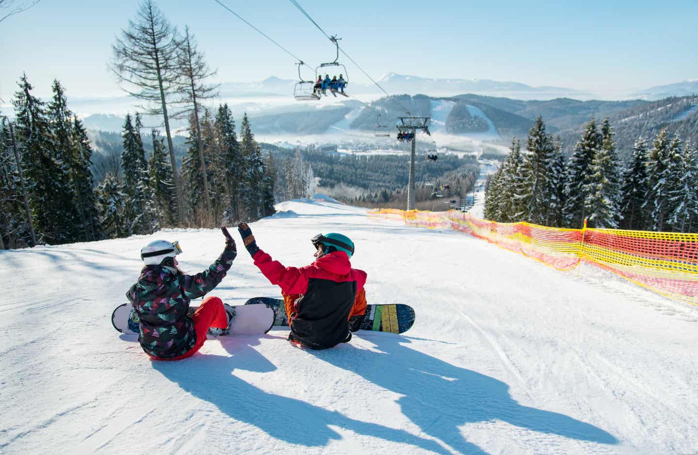 Zwei Snowboarder klatschen ein 