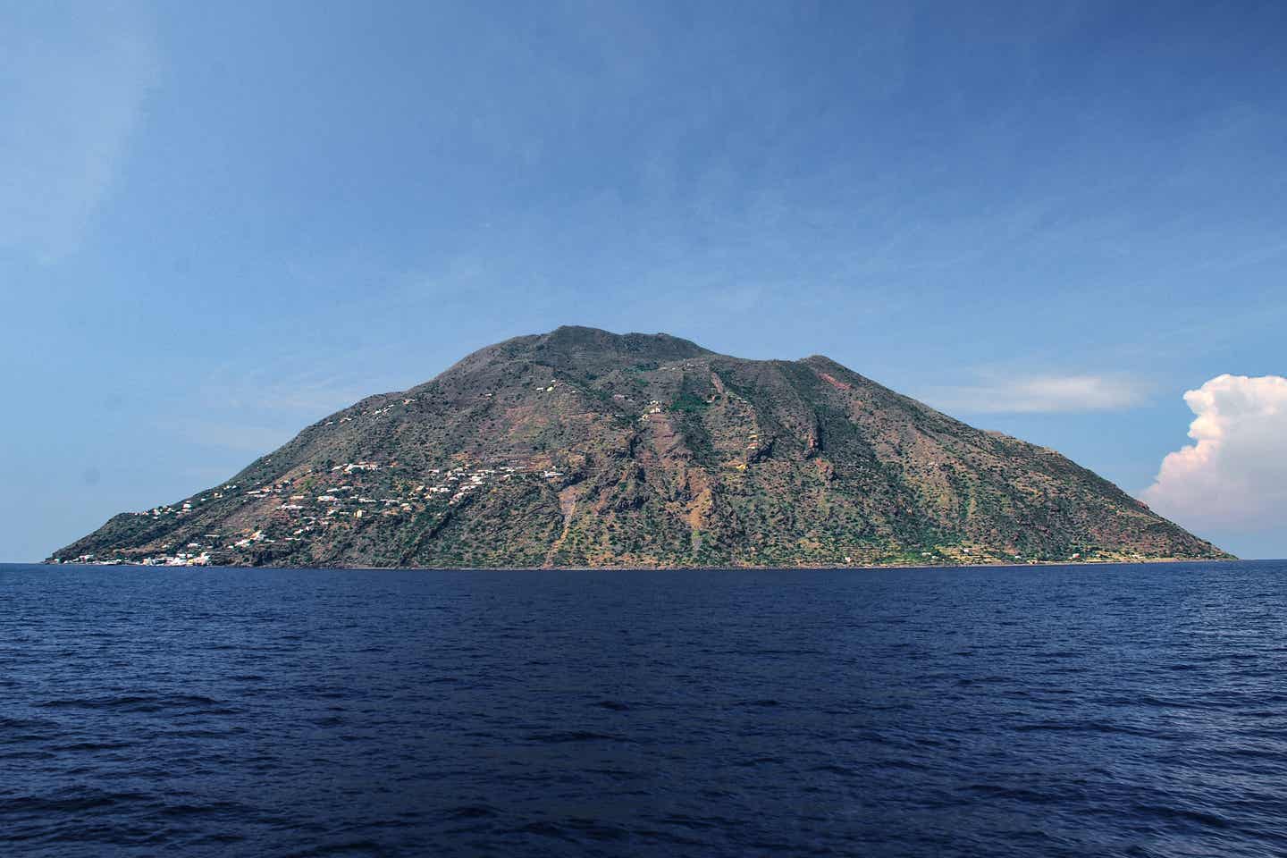 Blick auf die Liparische Insel Alicudi 