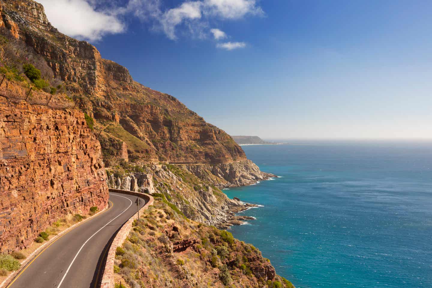 In der Nähe von Kapstadt liegt der Chapman’s Peak Drive auf der Kaphalbinsel an einem hellen und sonnigen Nachmittag.