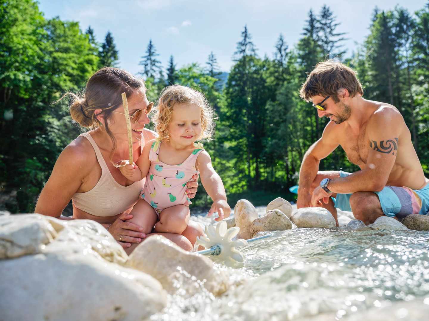 familien-wellnessurlaub-gebirgsbach-familie-kleinkind-wasserrad-naturerlebnis-g-1175107678.jpg