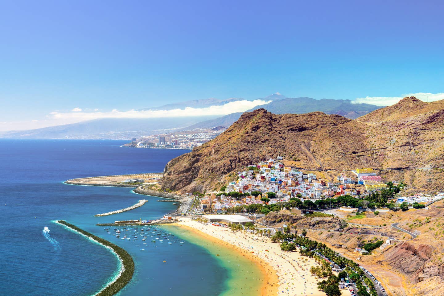 Last Minute nach Teneriffa. Playa de Las Teresitas in der Nähe von Santa Cruz Last Minute nach Teneriffa. Playa de Las Teresitas in der Nähe von Santa Cruz