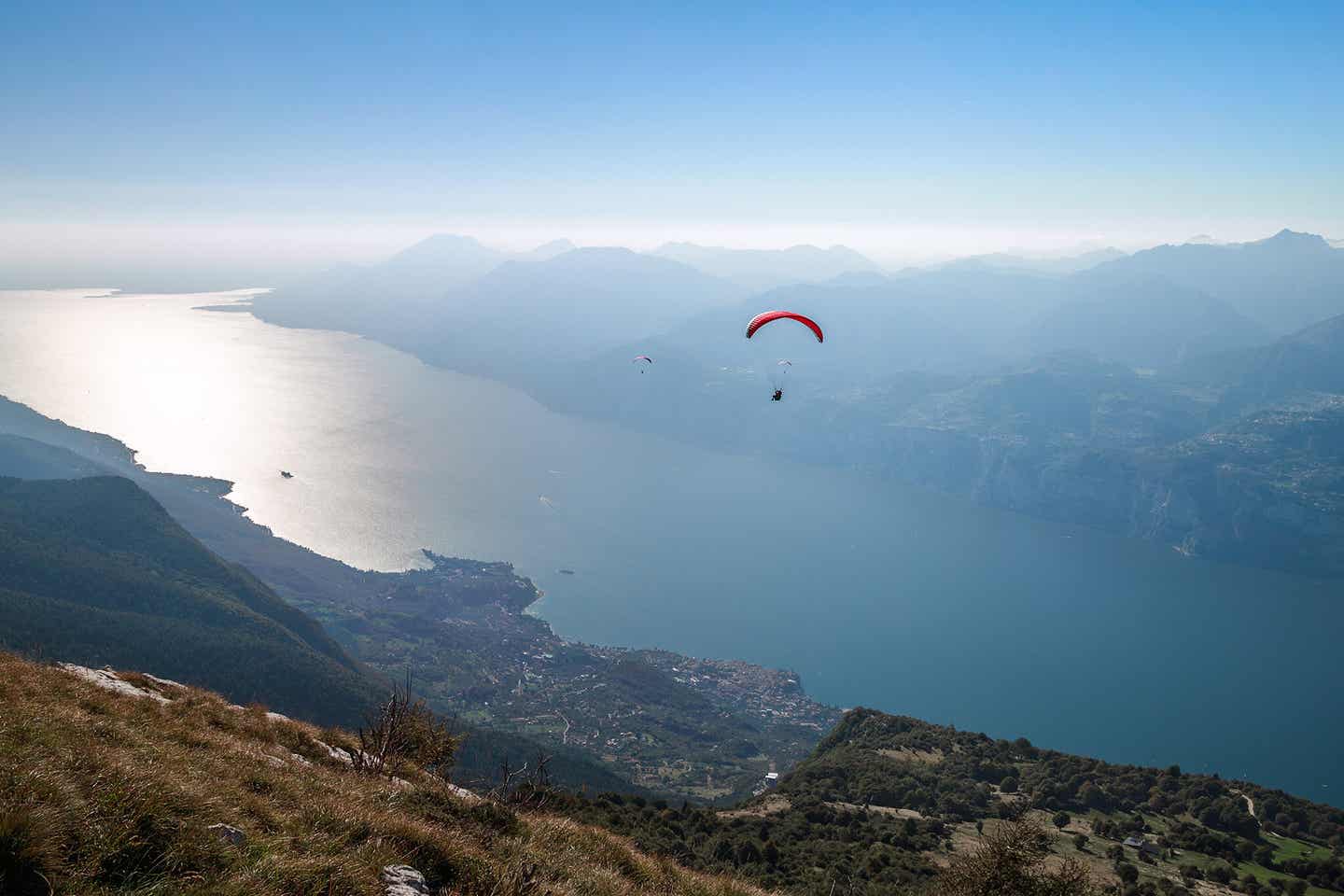 Monte Baldo Wanderung Gleitschirmflieger über dem Gardasee