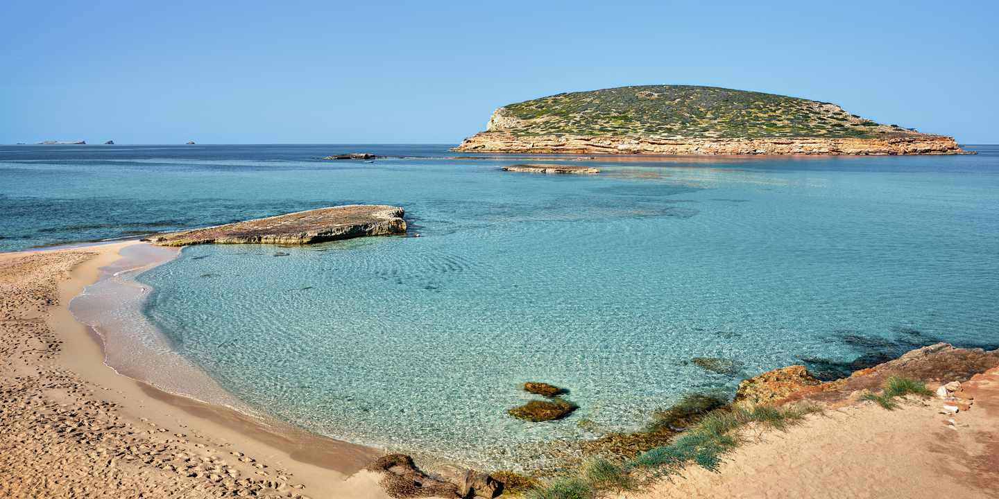 Blick auf die Cala Comte: eine von Ibizas idyllischen Buchten