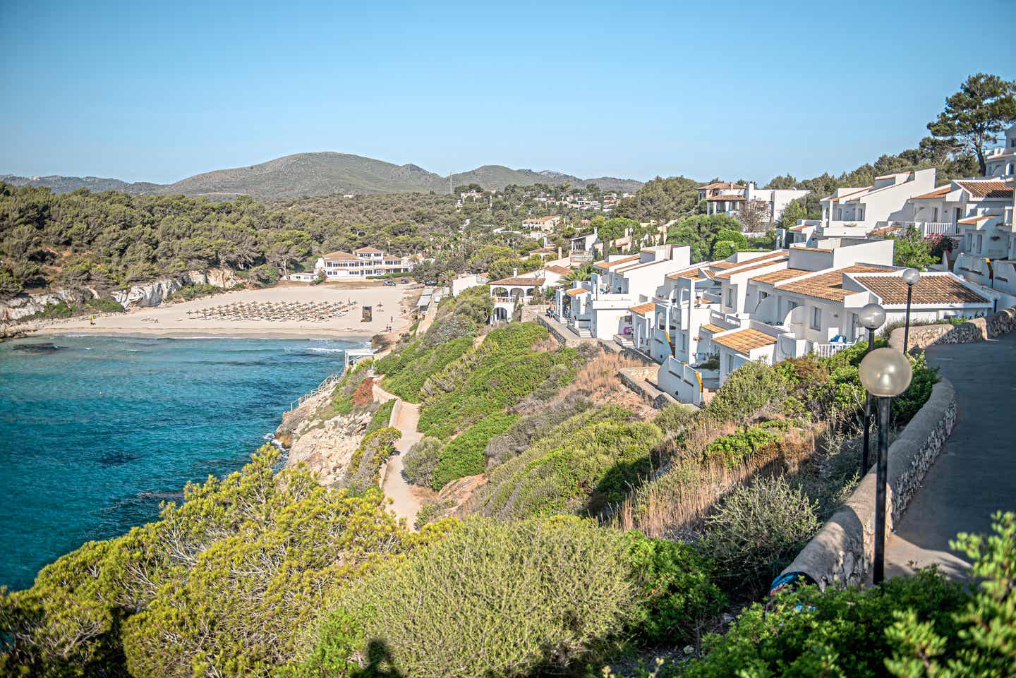 Beste Familienhotels Mallorca – Blau Punta Reina Resort mit Blick auf den Strand, die weißen Häuser und die mediterrane Landschaft