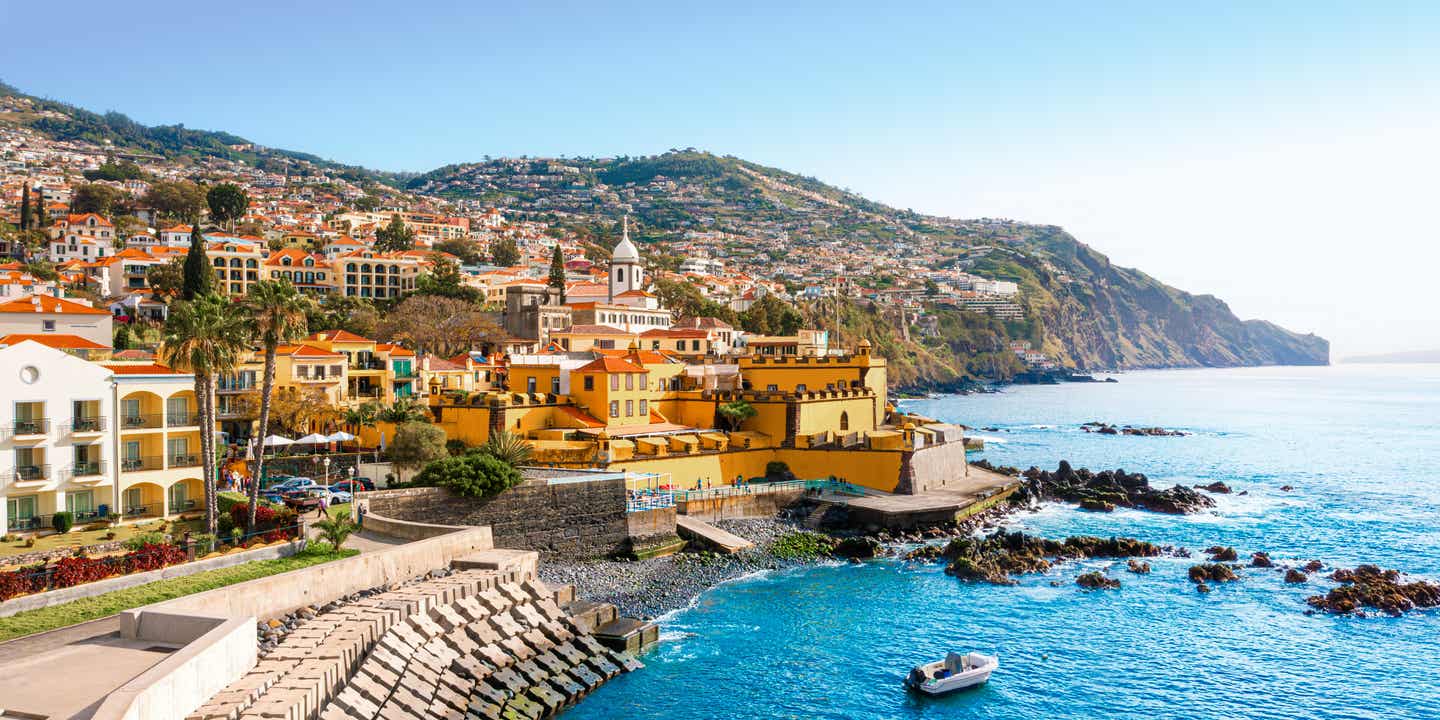 Blick auf Funchal und das leuchtend gelbe Fortaleza de Sao Tiago, das direkt am Meer liegt