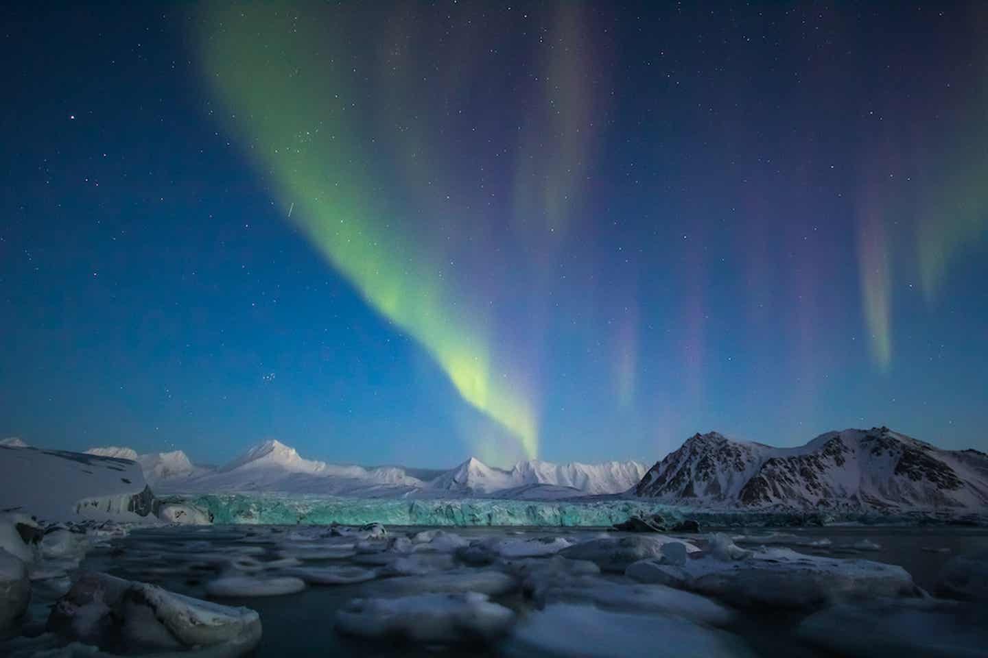 Polarlichter im Schnee in Spitzbergen