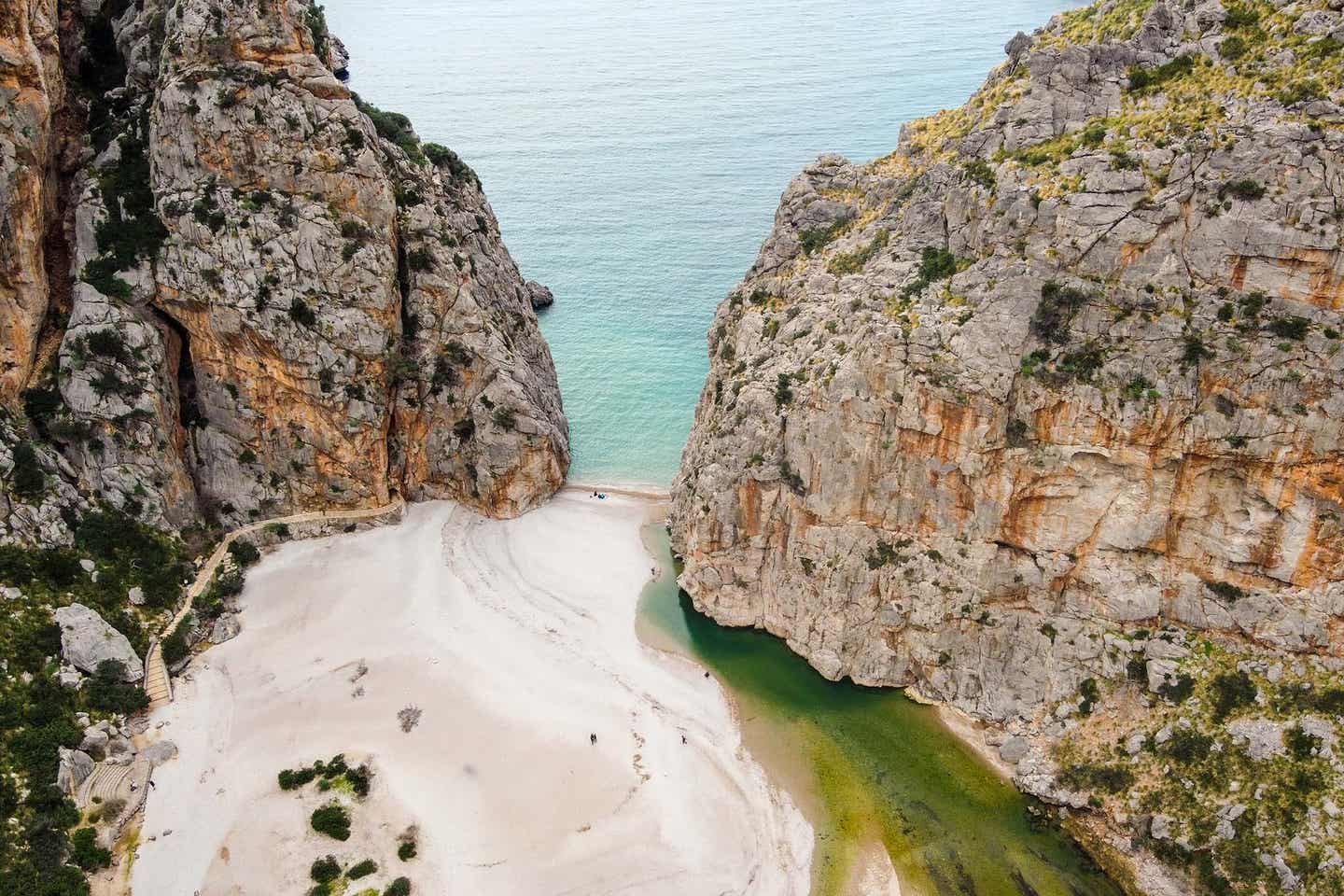 Luftaufnahme vom Strand von Sa Calobra in Mallorcas Westen