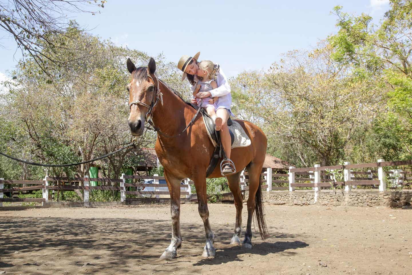 Mutter und Tochter bei einem Reitausflug auf Mallorca