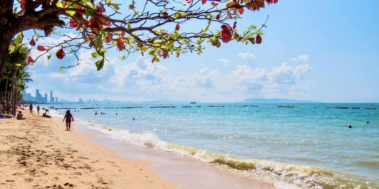 Blick auf den Dongtan Beach, im Hintergrund Hcohhäuser und eine Hügelkette