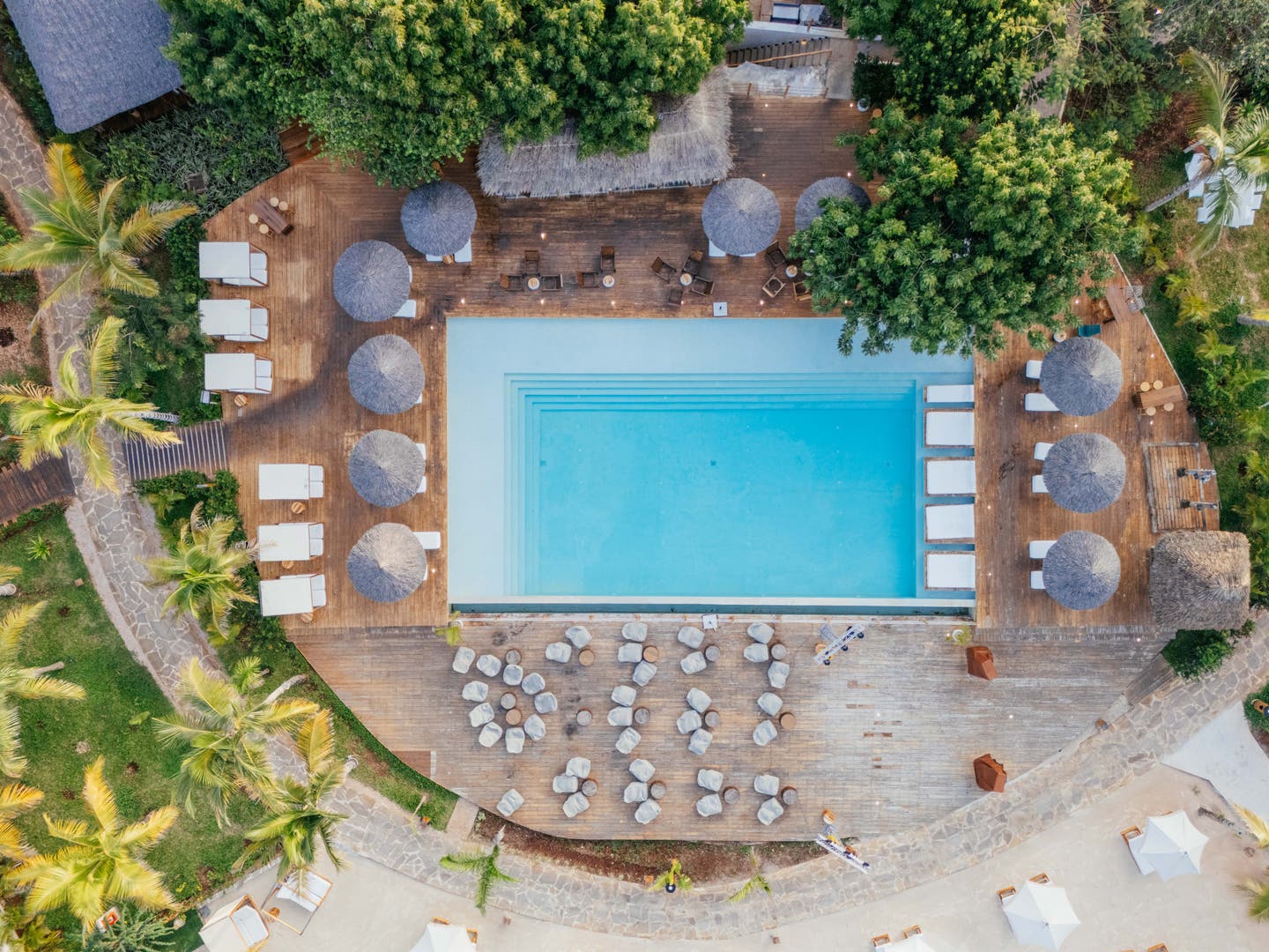 Topshot des Club-Pools mit Sonnenliegen