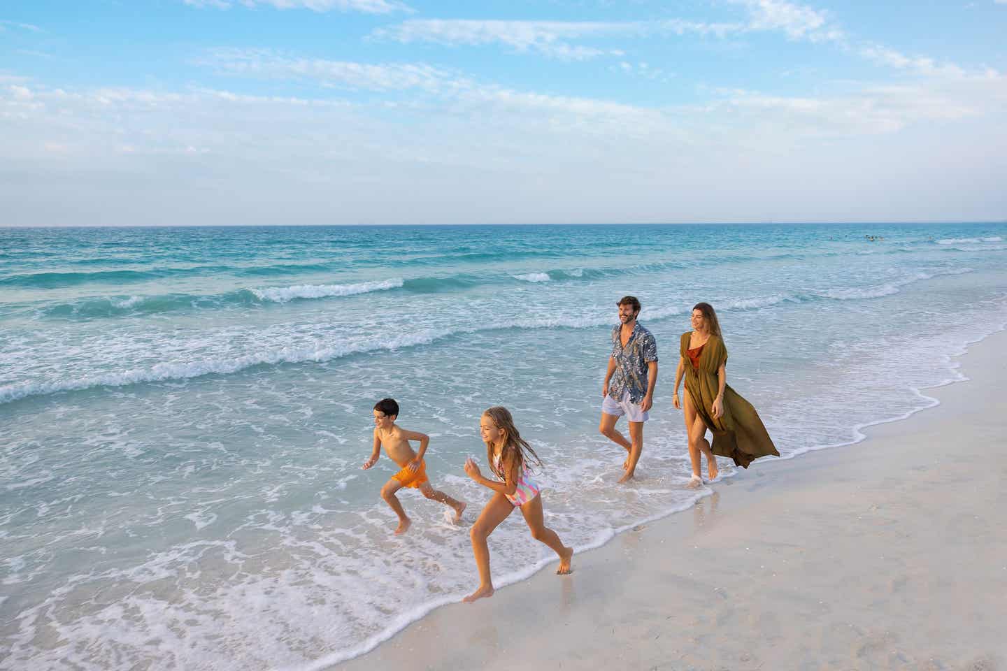 Abu Dhabi Tipps: Familie am Strand in Abu Dhabi