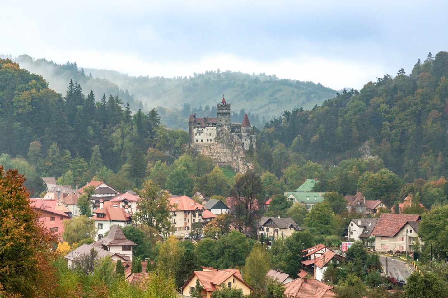 Städtetrip Oktober. Rumänien: Siebenburgen Schloss in der Gemeinde Bran 