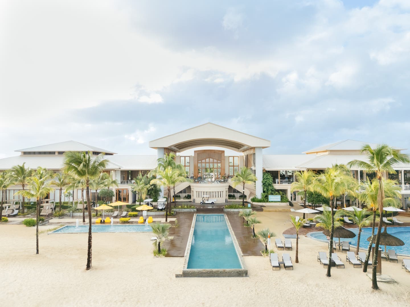 Poolanlage des Hotels direkt am Strand