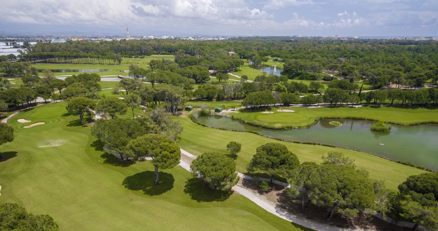 Gepflegter Golfplatz in Belek mit Wäldchen und großem See