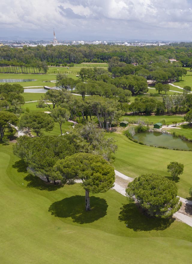 Golfplätze Belek Gepflegter Golfplatz in Belek mit Wäldchen und großem See