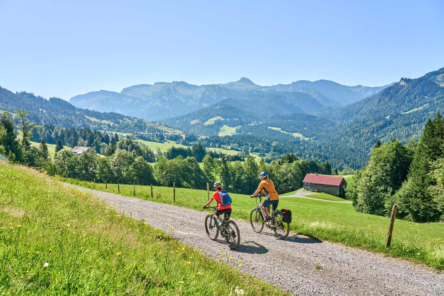 Sehenswürdigkeiten im Allgäu: Zwei Radfahrerinnen in den Alpen