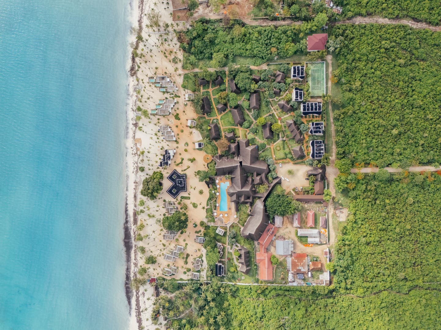 Größeres Drohnenbild des Hotels mit Umgebung – Topshot