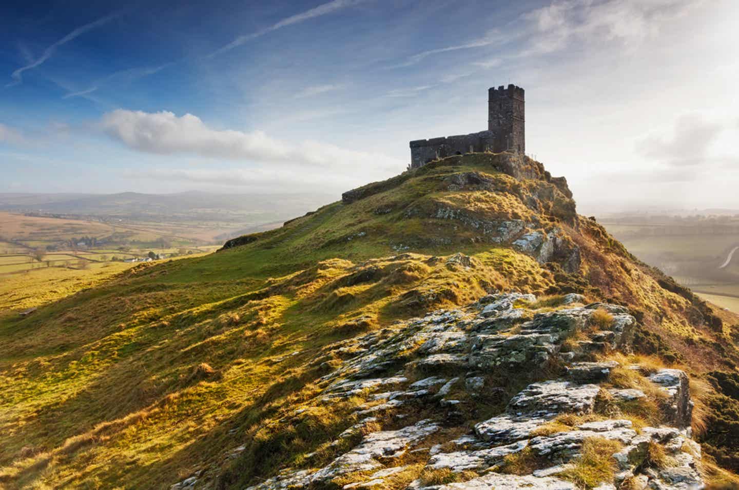 Dartmoor Schloss Brentor eingebettet in Mooslandschaft