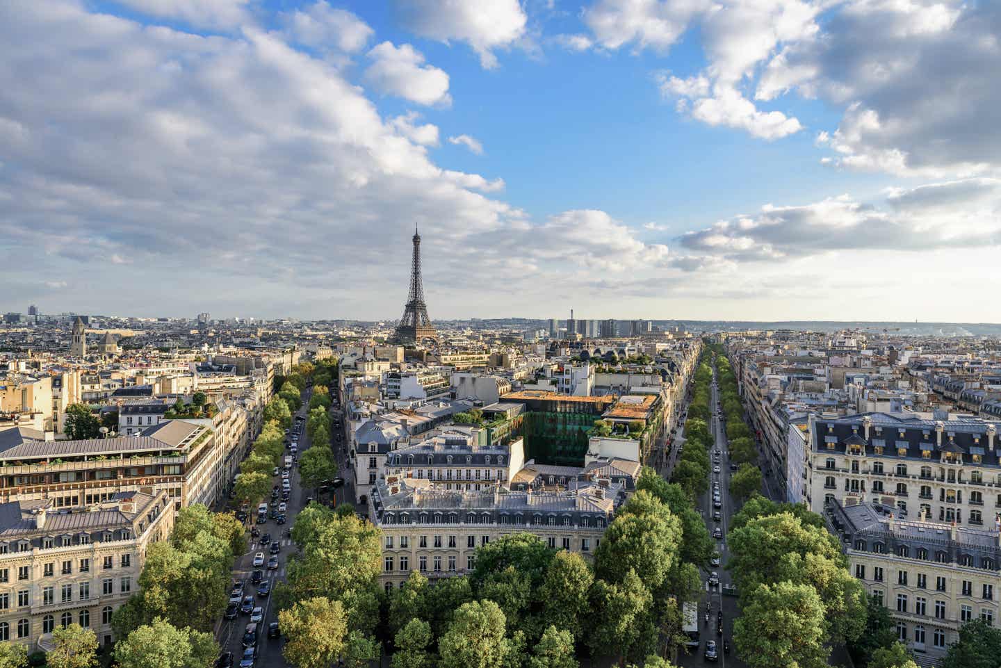 Aussicht vom Arc de Triomphe auf die Champs Elysées und den Eiffelturm