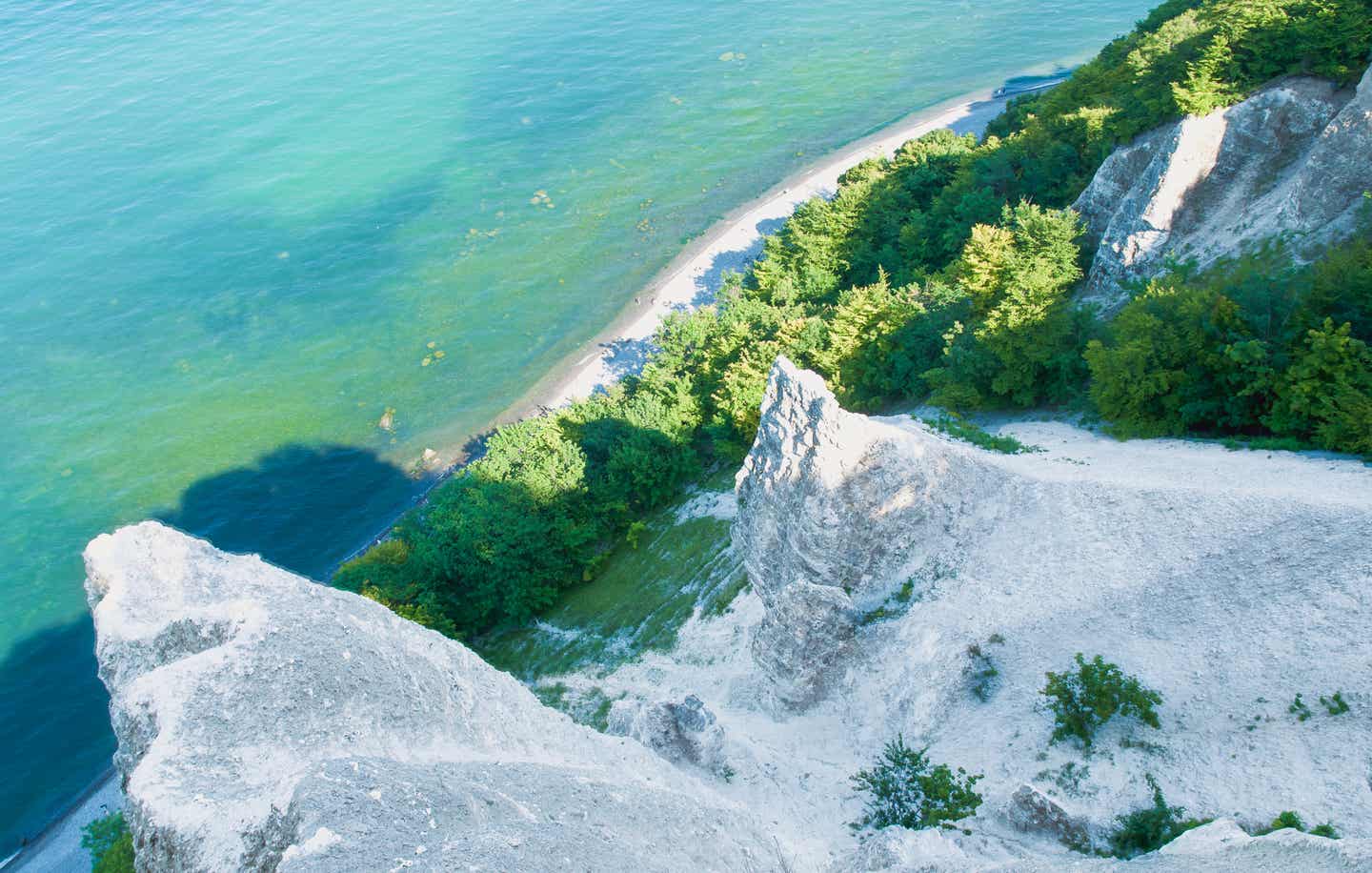 Blick die Steilküste hinab am Kreidefelsen im Jasmund-Nationalpark auf Rügen