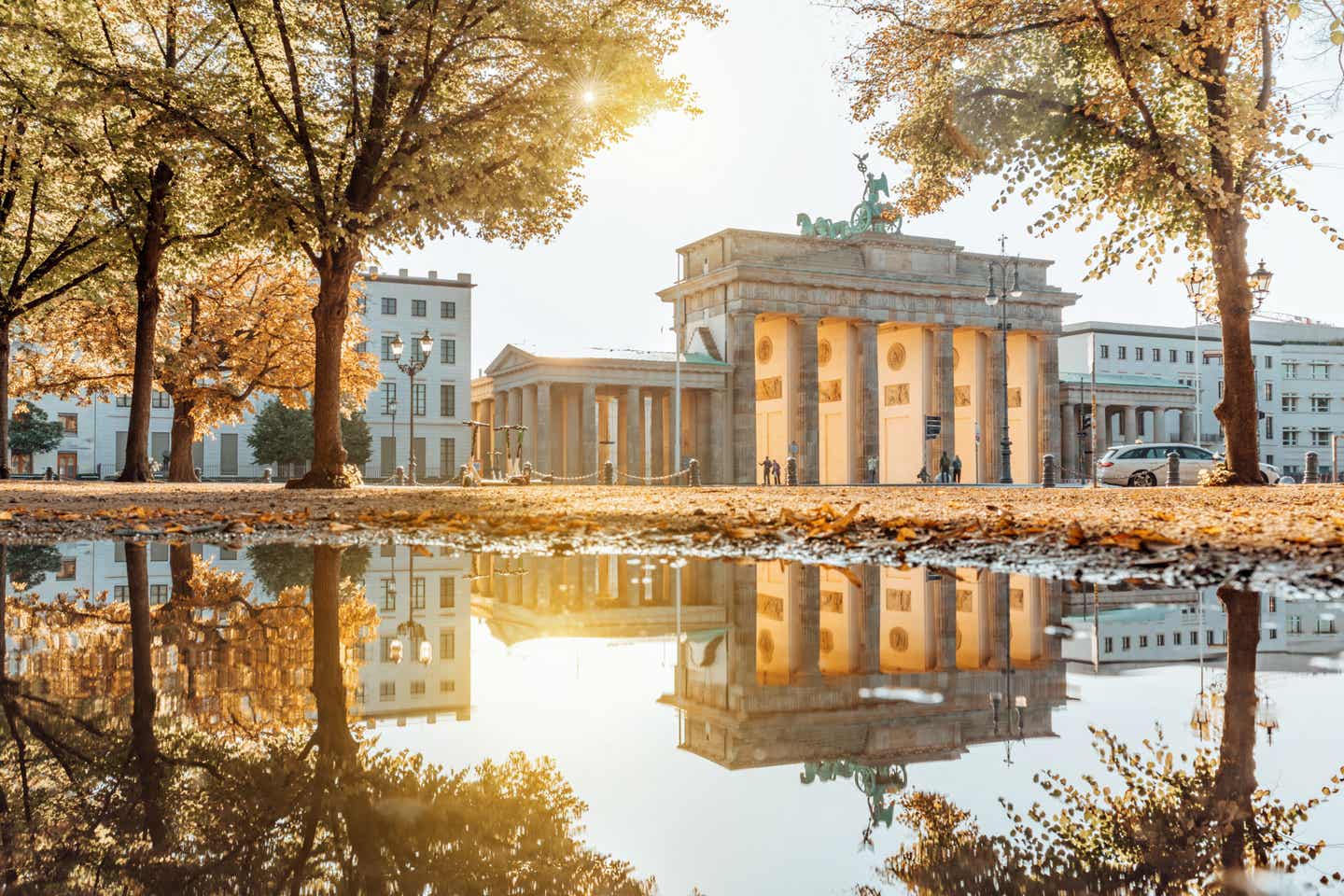 Blick auf das Brandenburger Tor bei herbstlicher Lichtstimmung