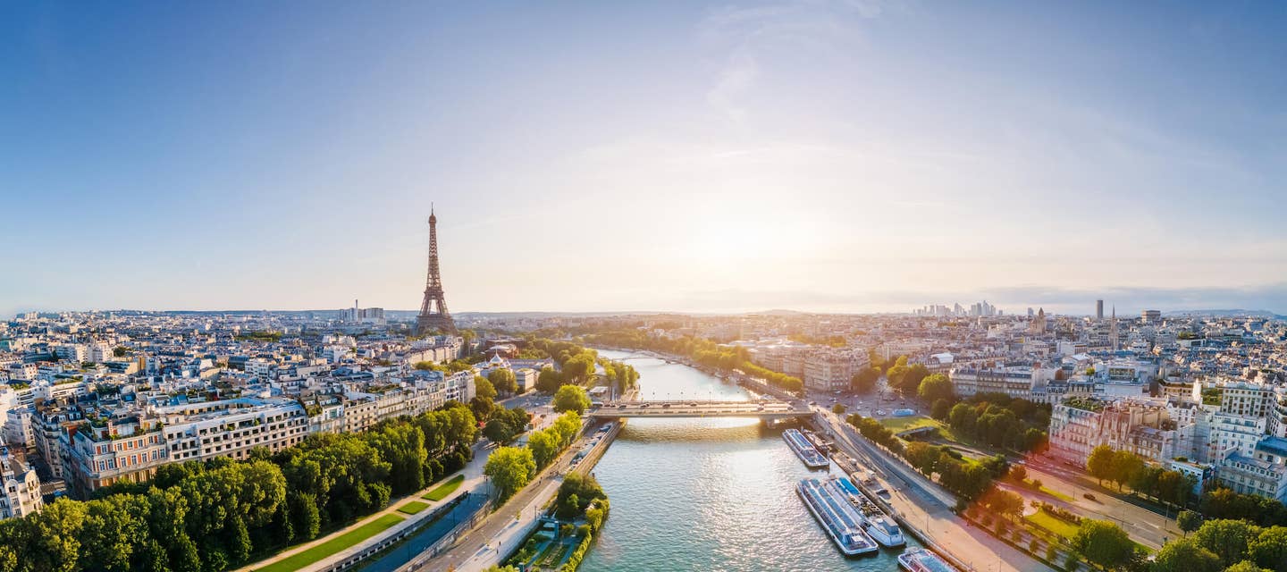 Städtereisen buchen: Blick auf die Seine und den Eiffelturm in Paris