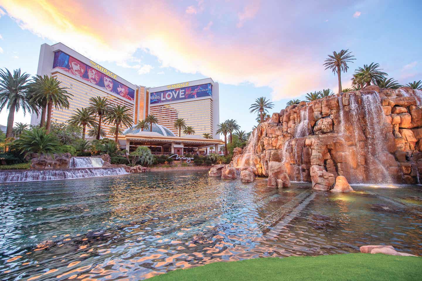 Außenbereich Casino Hotels „The Mirage" in Las Vegas mit großer Poolanlage und Wasserfällen