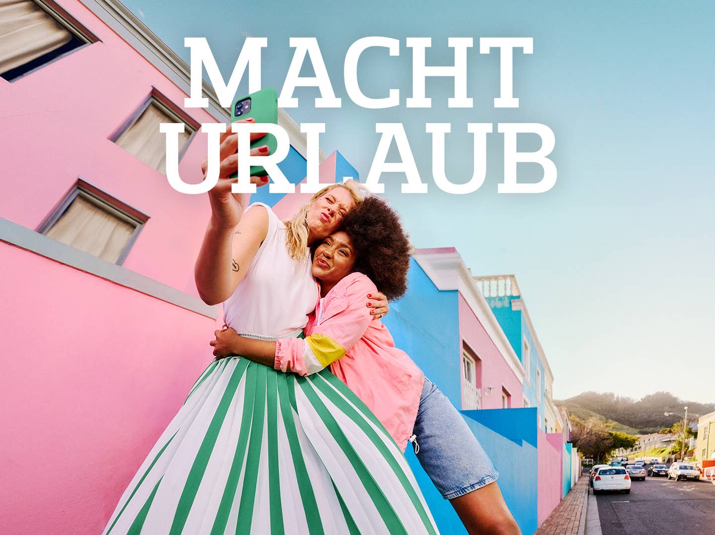 Macht Urlaub - junges Paar macht Selfie in bunter Altstadt