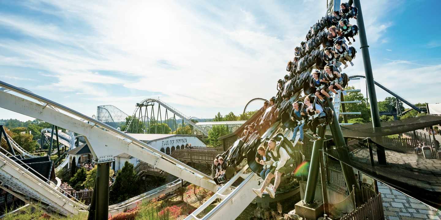 Menschen bei der Fahrt des „Flug der Dämonen“ im Heide Park Resort